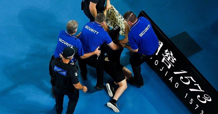 Navijač uskočio na teren i prekinuo finale Australian Opena