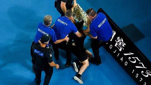 Navijač uskočio na teren i prekinuo finale Australian Opena
