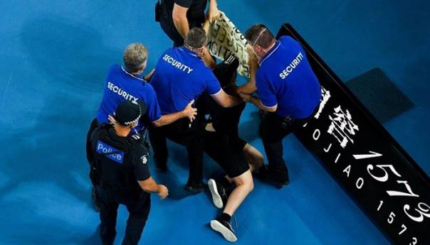 Navijač uskočio na teren i prekinuo finale Australian Opena