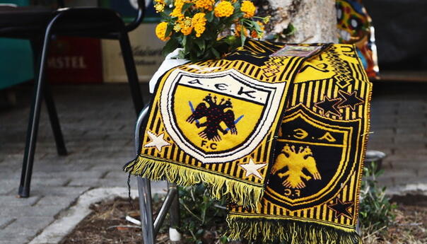 Navijači AEK-a opraštaju se od ubijenog kolege, ispred stadiona zapalili svijeće