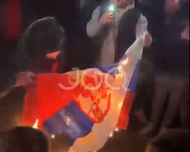 Navijači Albanije zapalili zastavu Srbije na trgu