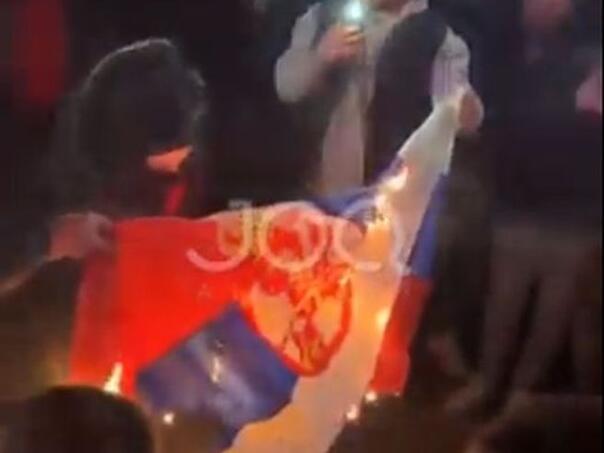 Navijači Albanije zapalili zastavu Srbije na trgu