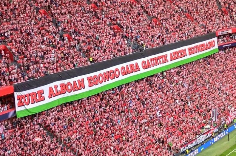 Navijači Athletica protiv Arsenala istakli transparent podrške Palestini