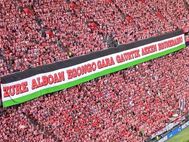 Navijači Athletica protiv Arsenala istakli transparent podrške Palestini