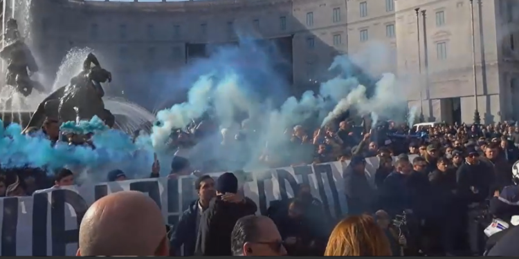 Navijači bakljama i aplauzom uputili posljednji pozdrav Siniši Mihajloviću