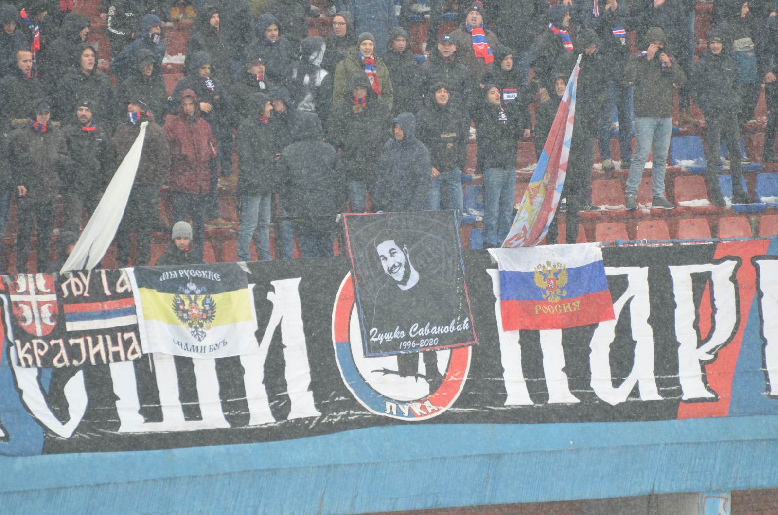 Navijači Borca istakli ruske trobojke u derbiju