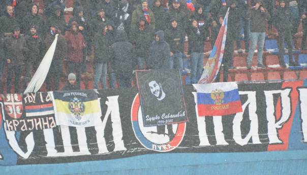 Navijači Borca istakli ruske trobojke u derbiju