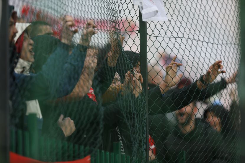 Navijači Crvene zvezde palicama i letvama pretukli kadete Partizana