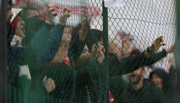 Navijači Crvene zvezde palicama i letvama pretukli kadete Partizana