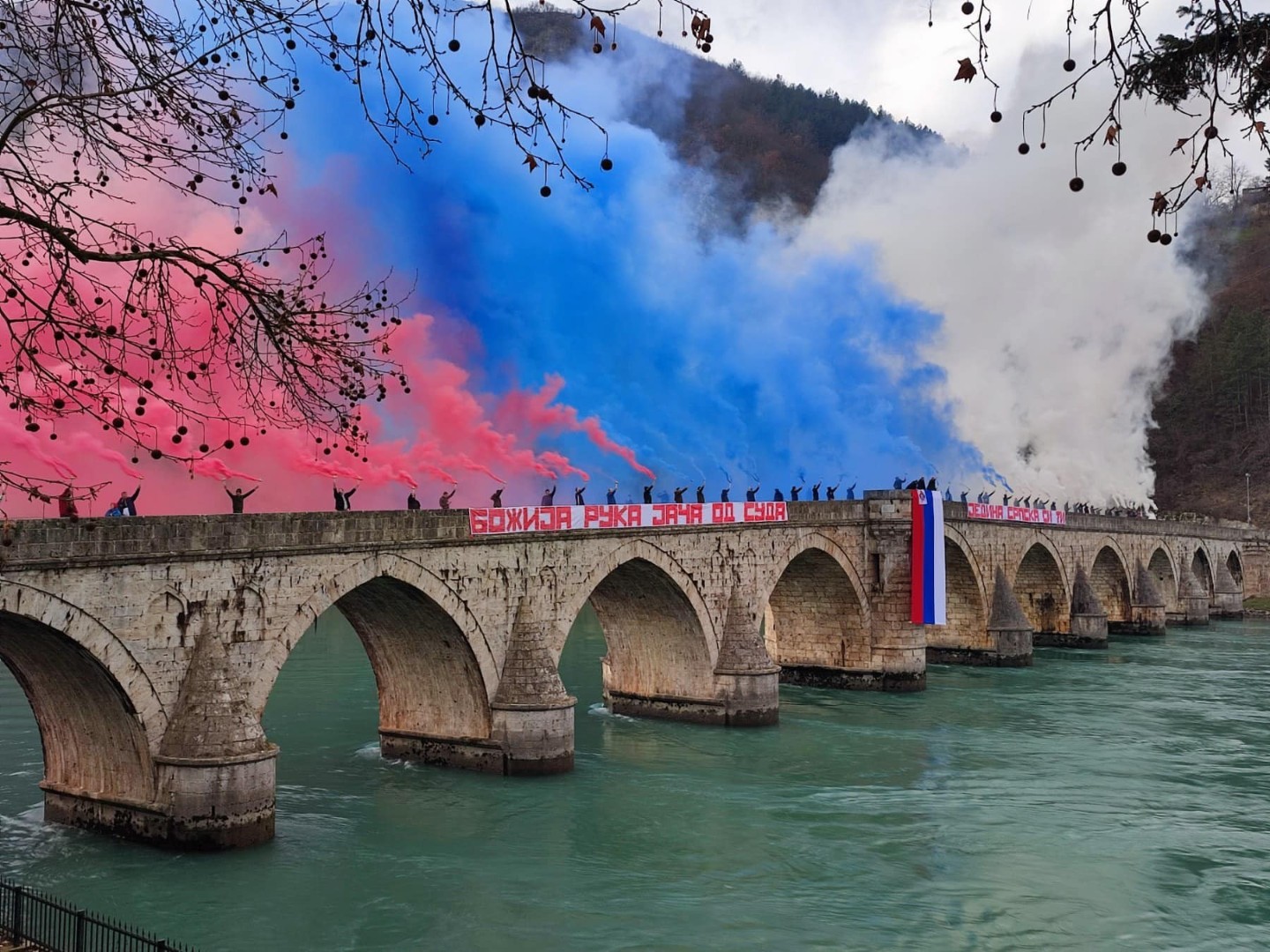 Navijači Crvene zvezde u Višegradu priredili bakljadu