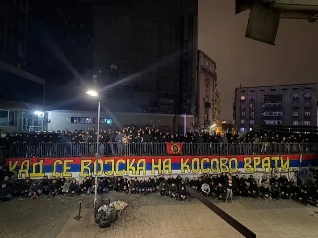 Navijači Crvene zvezde vratili grafit "Kad se vojska na Kosovo vrati"