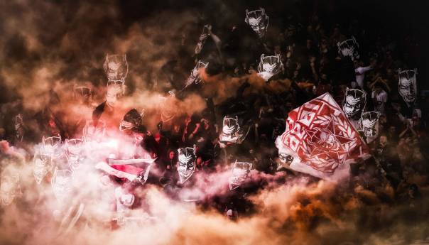 Navijači dva puta prekidali belgijski derbi, igrač zaprosio djevojku
