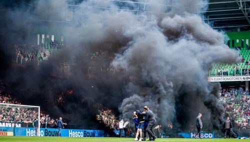 Navijači Groningena dimnim bombama prekinuli meč protiv Ajaxa