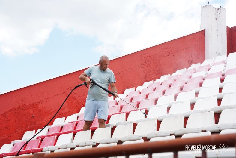 Navijači i uposlenici Veleža zajedno "ušminkavaju" stadion Rođeni