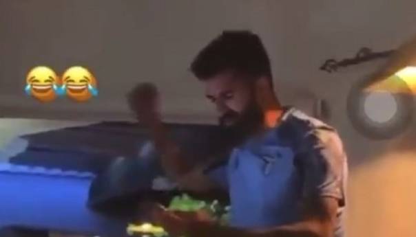 Navijači Lazija vrijeđaju Hysaja zbog pjesme koju otpjevao na predstavljanju