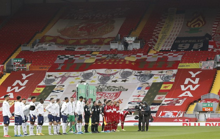 Navijači Liverpoola počeli skidati oznake sa stadiona