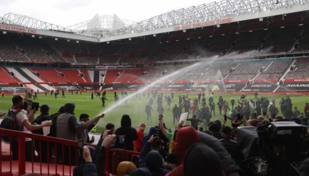 Navijači Manchester Uniteda provalili na Old Trafford