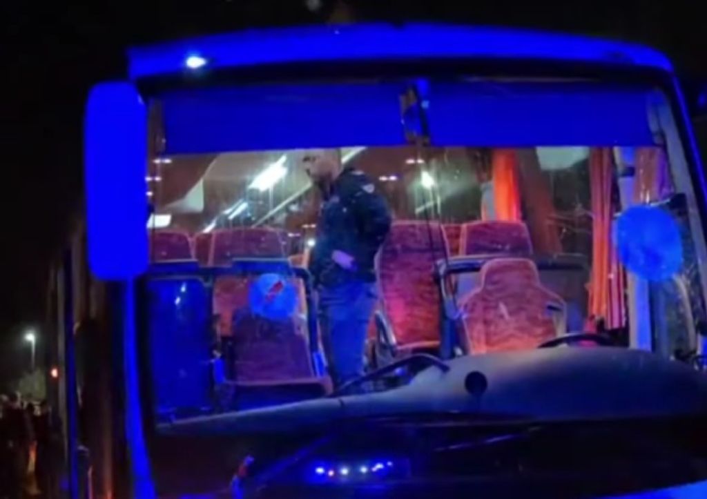 Navijači napali autobus: Cigla pogodila vozača, preminuo je