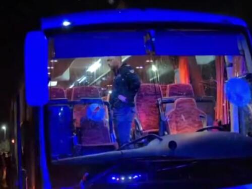 Navijači napali autobus: Cigla pogodila vozača, preminuo je