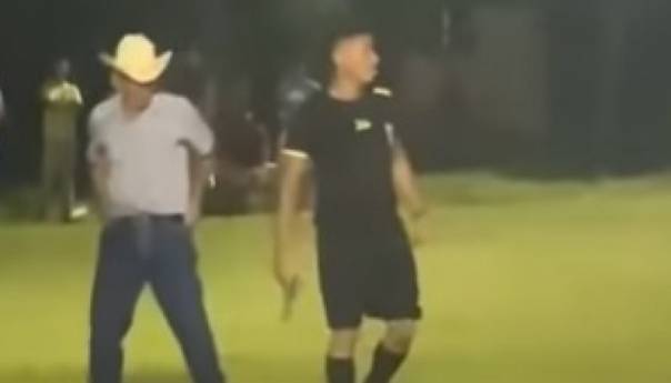 Navijači napali nogometnog sudiju, on izvukao pištolj