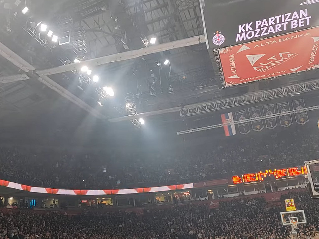 Navijači Partizana vrijeđali Vučića, skandirali studentima