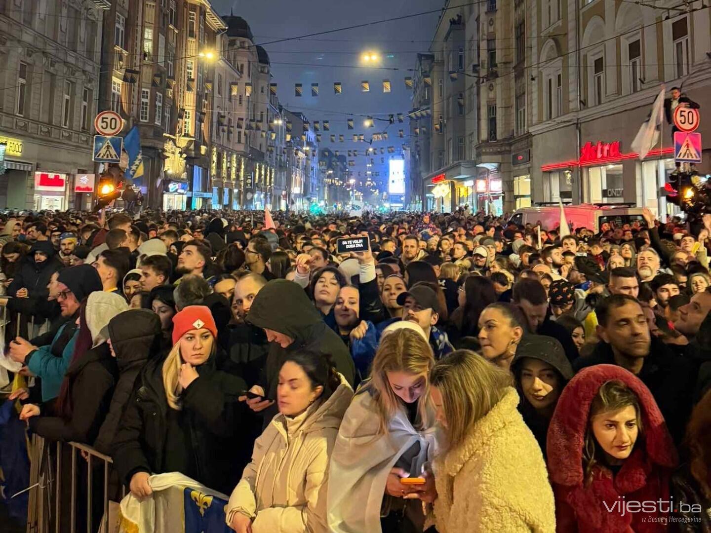 Navijači preplavili Sarajevo: Čeka se dolazak Zmajeva