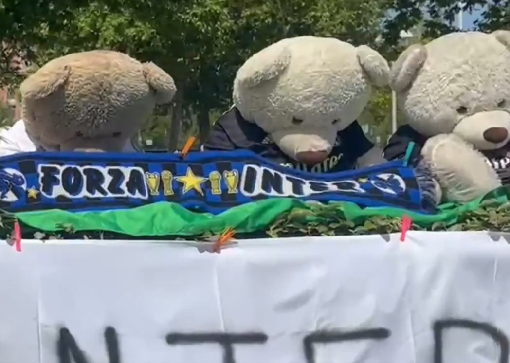 Navijači se sprdaju s Barcom: Trening - kamp preplavljen zastavama Intera i Monaca