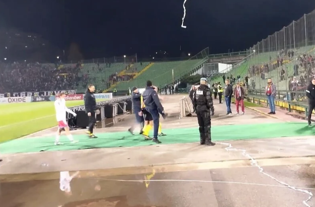Navijači Sarajeva gađali Peljtu prilikom izlaska s terena na Koševu