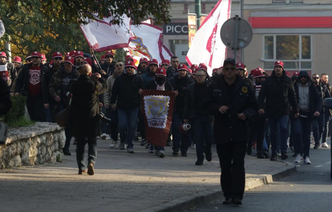 Navijači Sarajeva u korteu krenuli prema stadionu "Asim Ferhatović Hase"