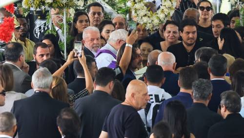 Navijači se opraštaju od Pelea na stadionu u Santosu