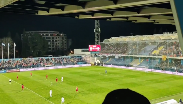 Navijači Srbije skandirali 'Ratko Mladić' i pjevali 'Sprem’te se sprem’te četnici'