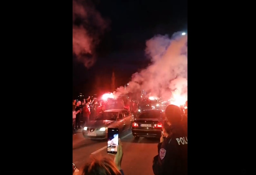 Navijači uz pjesmu i bakljadu dočekali Rođene u Konjicu