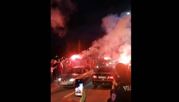 Navijači uz pjesmu i bakljadu dočekali Rođene u Konjicu