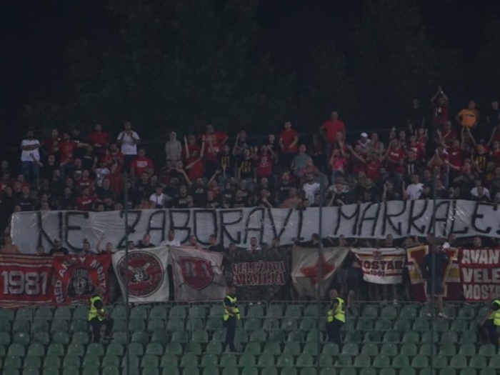 Navijači Veleža na Koševu s transparentom 'Ne zaboravi Markale'