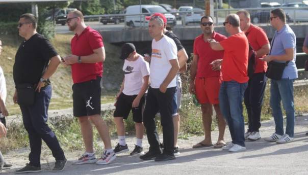 Video: Navijači Veleža krenuli prema stadionu Grbavica