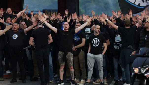 Navijači Željezničara u korteu krenuli prema Koševu