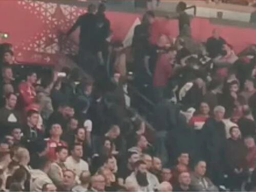 Navijači Crvene zvezde vrijeđali američkog ambasadora i Vučića