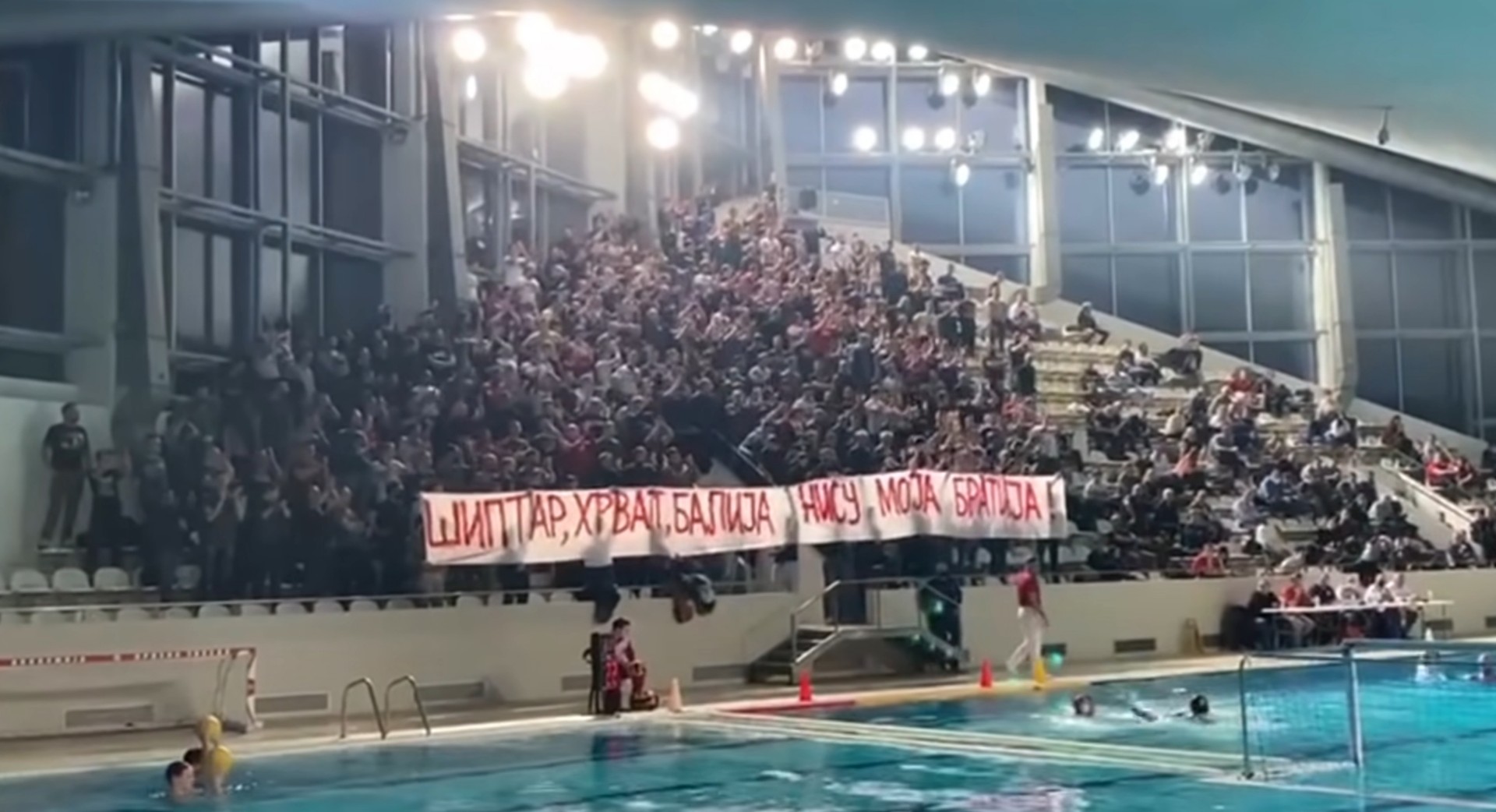 Navijači Zvezde skandirali zločincu Mladiću i razvili sramotan transparent