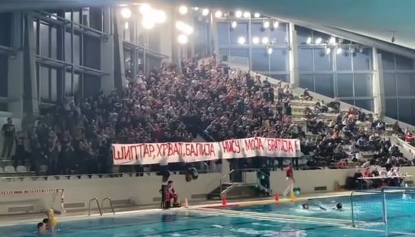 Navijači Zvezde skandirali zločincu Mladiću i razvili sramotan transparent