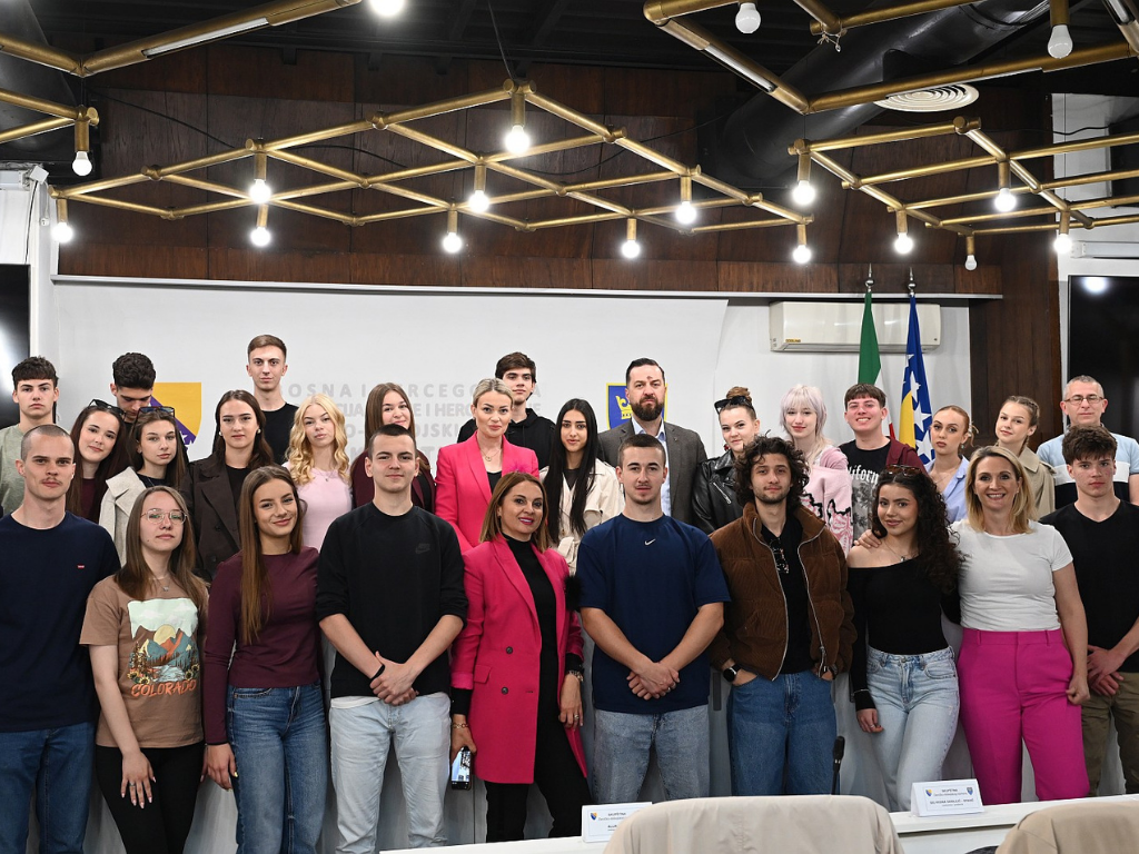 Navijali za Zmajeve zajedno: Učenici iz Zenice i Vrnjačke Banje grade prijateljstvo