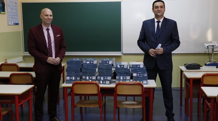 NDC Mostar donirao 28 tableta Gimnaziji Mostar