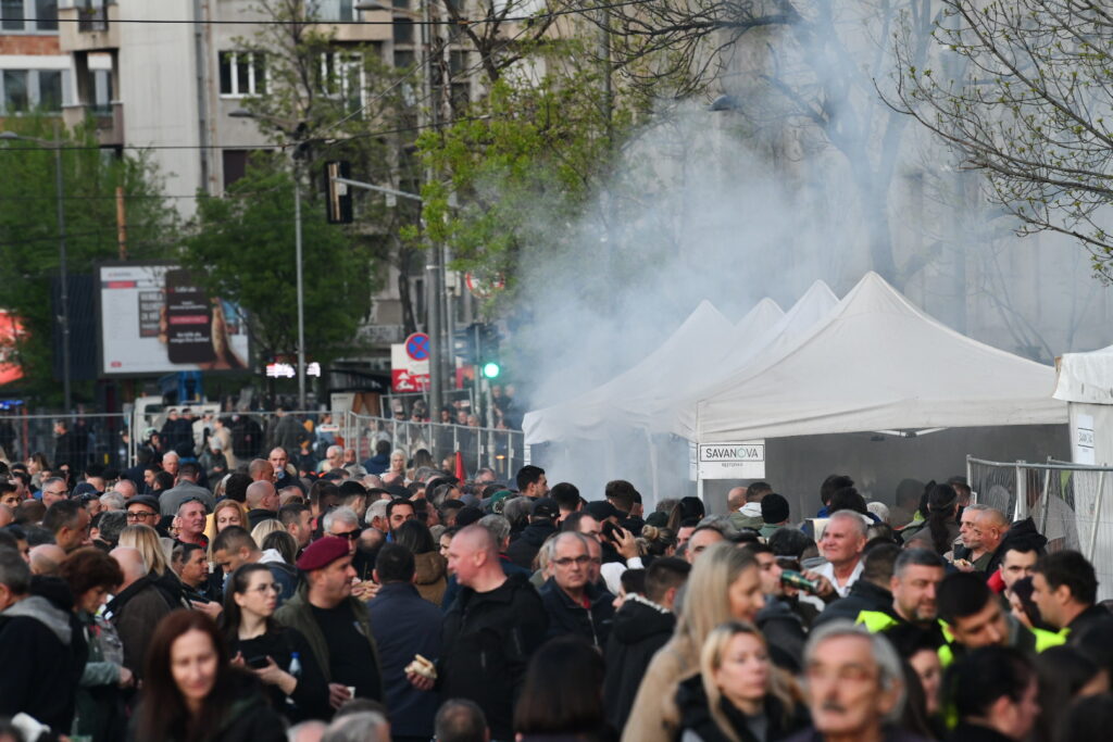 'Ne damo Srbiju', ali ne damo ni kući: Vučićevi redari odgurivali posjetioce