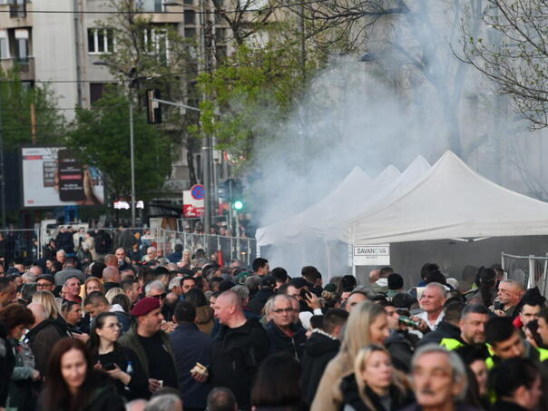 'Ne damo Srbiju', ali ne damo ni kući: Vučićevi redari odgurivali posjetioce