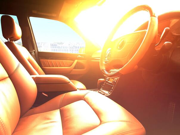 Ne ostavljajte ovaj uređaj u automobilu kada su vrućine