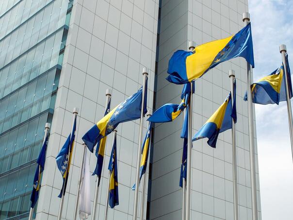 Pritisci na Agenciju za javne nabavke: Ko želi pljačku javnog novca?