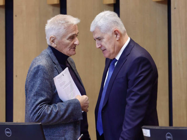 Ne rade, ali naplaćuju: SNSD i HDZ sami sebi dali neradni dan