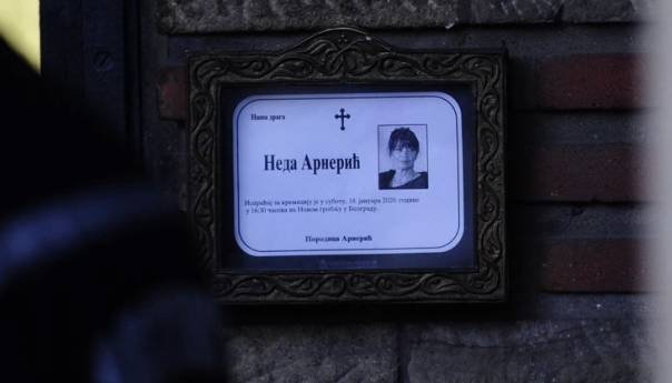 Neda Arnerić uz aplauz ispraćena na vječni počinak