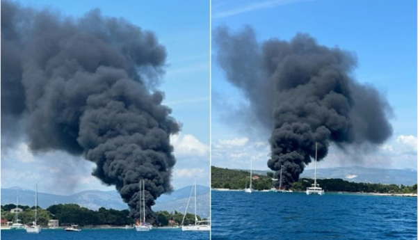 Nedaleko od Trogira u potpunosti izgorio katamaran