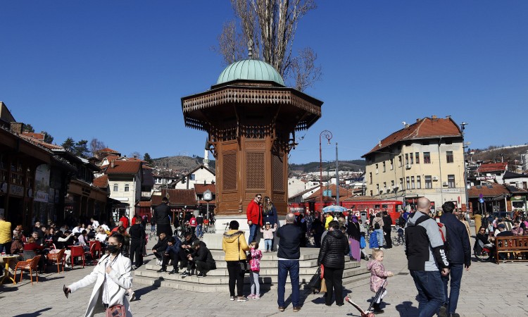 Nedjeljna šetnja sarajevskim ulicama obasjanim suncem 