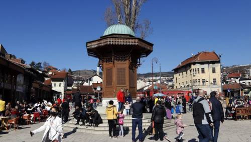 Nedjeljna šetnja sarajevskim ulicama obasjanim suncem